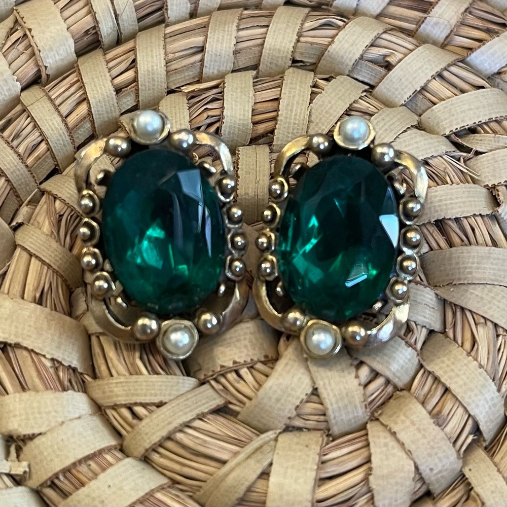 ☀️ Vintage Emerald Green Gold Tone Clip Earrings With Pearls